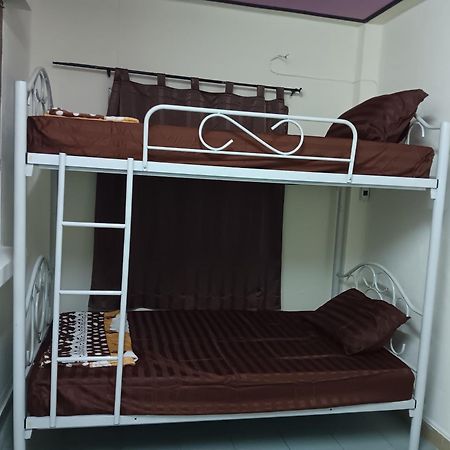 Hug Glur House Tour And Hostel (Adults Only) Chiang Mai Bagian luar foto