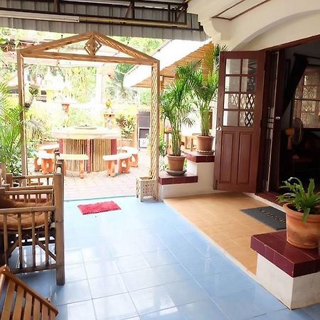 Hug Glur House Tour And Hostel (Adults Only) Chiang Mai Bagian luar foto