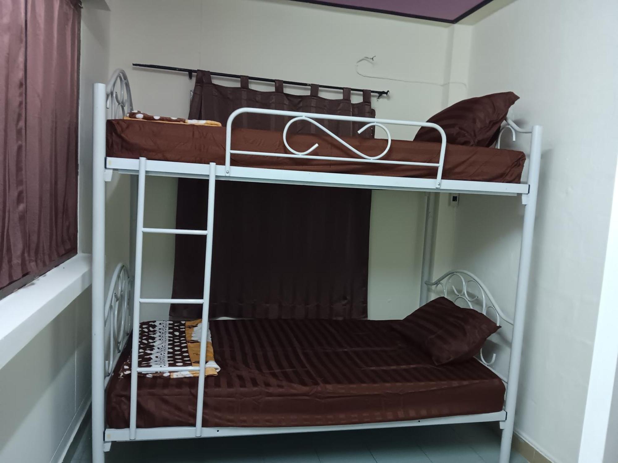 Hug Glur House Tour And Hostel (Adults Only) Chiang Mai Bagian luar foto