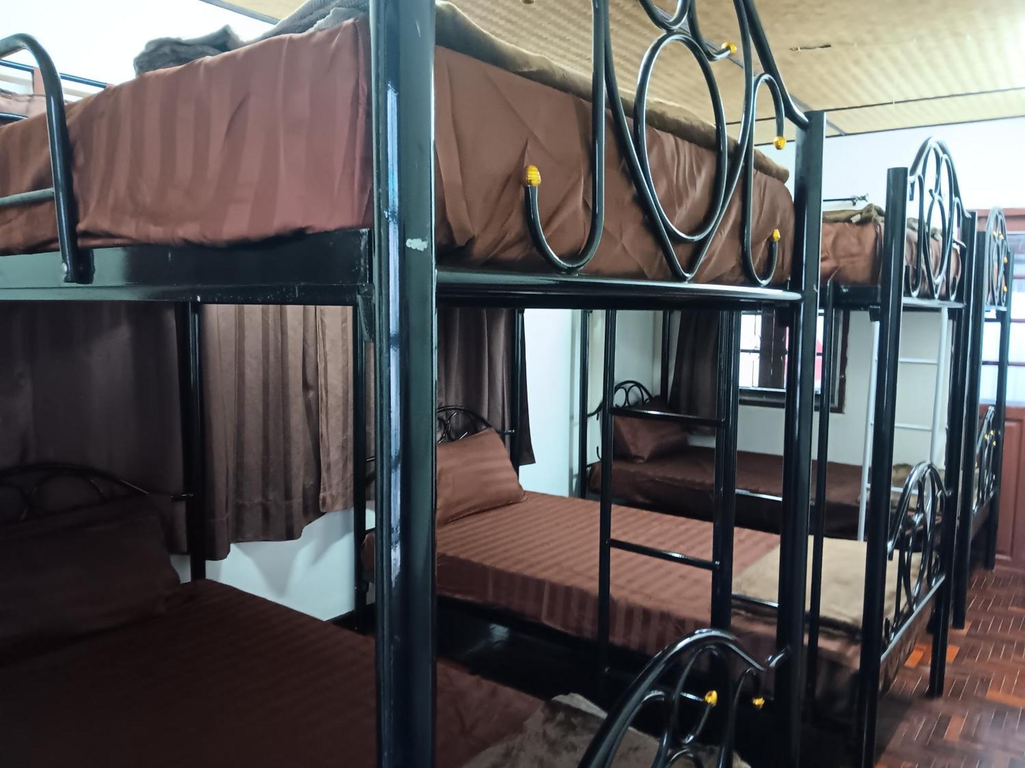 Hug Glur House Tour And Hostel (Adults Only) Chiang Mai Bagian luar foto