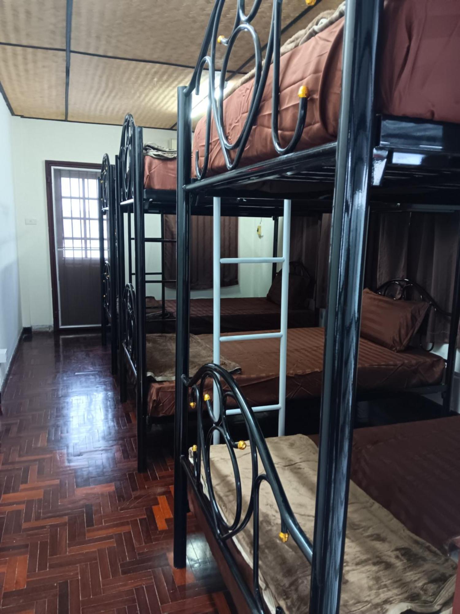 Hug Glur House Tour And Hostel (Adults Only) Chiang Mai Bagian luar foto