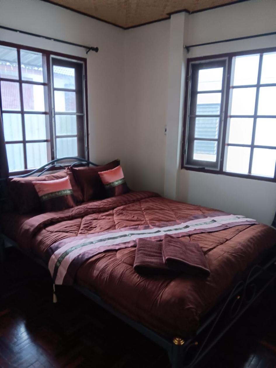 Hug Glur House Tour And Hostel (Adults Only) Chiang Mai Bagian luar foto