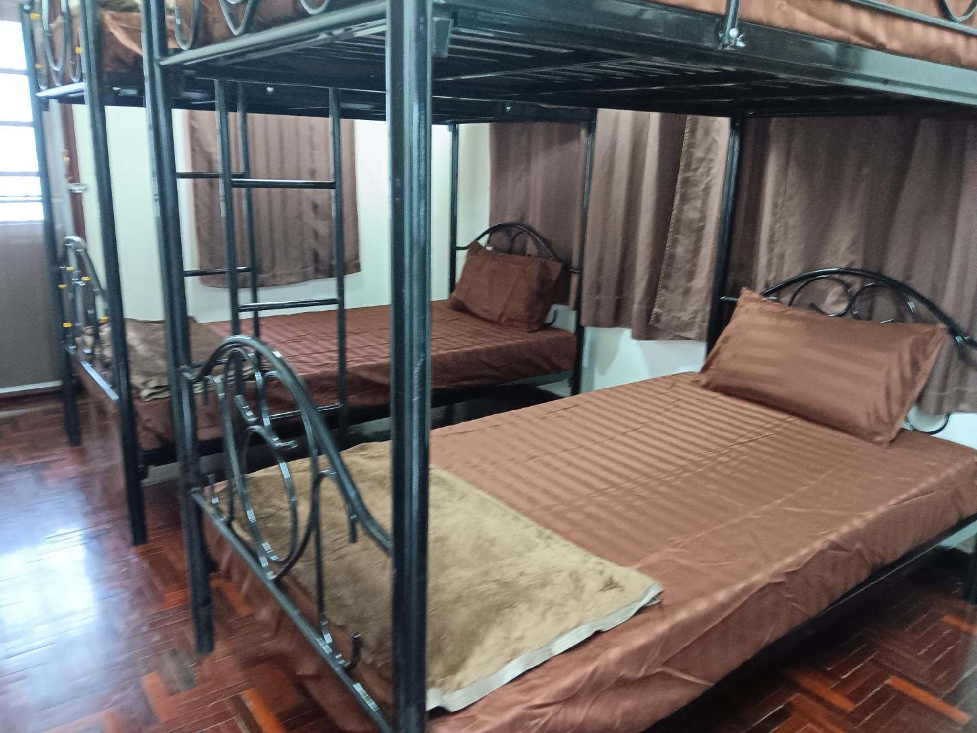 Hug Glur House Tour And Hostel (Adults Only) Chiang Mai Bagian luar foto