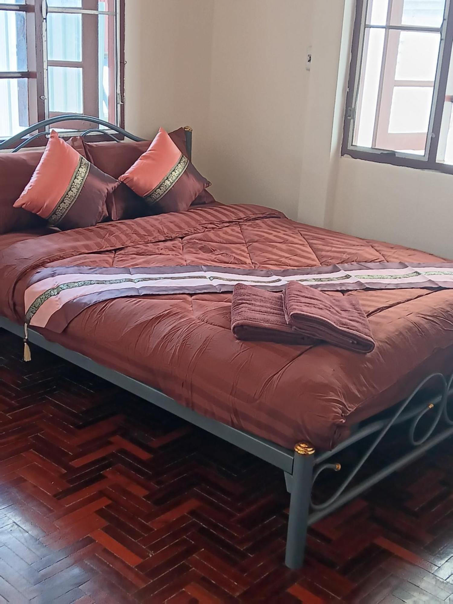 Hug Glur House Tour And Hostel (Adults Only) Chiang Mai Bagian luar foto