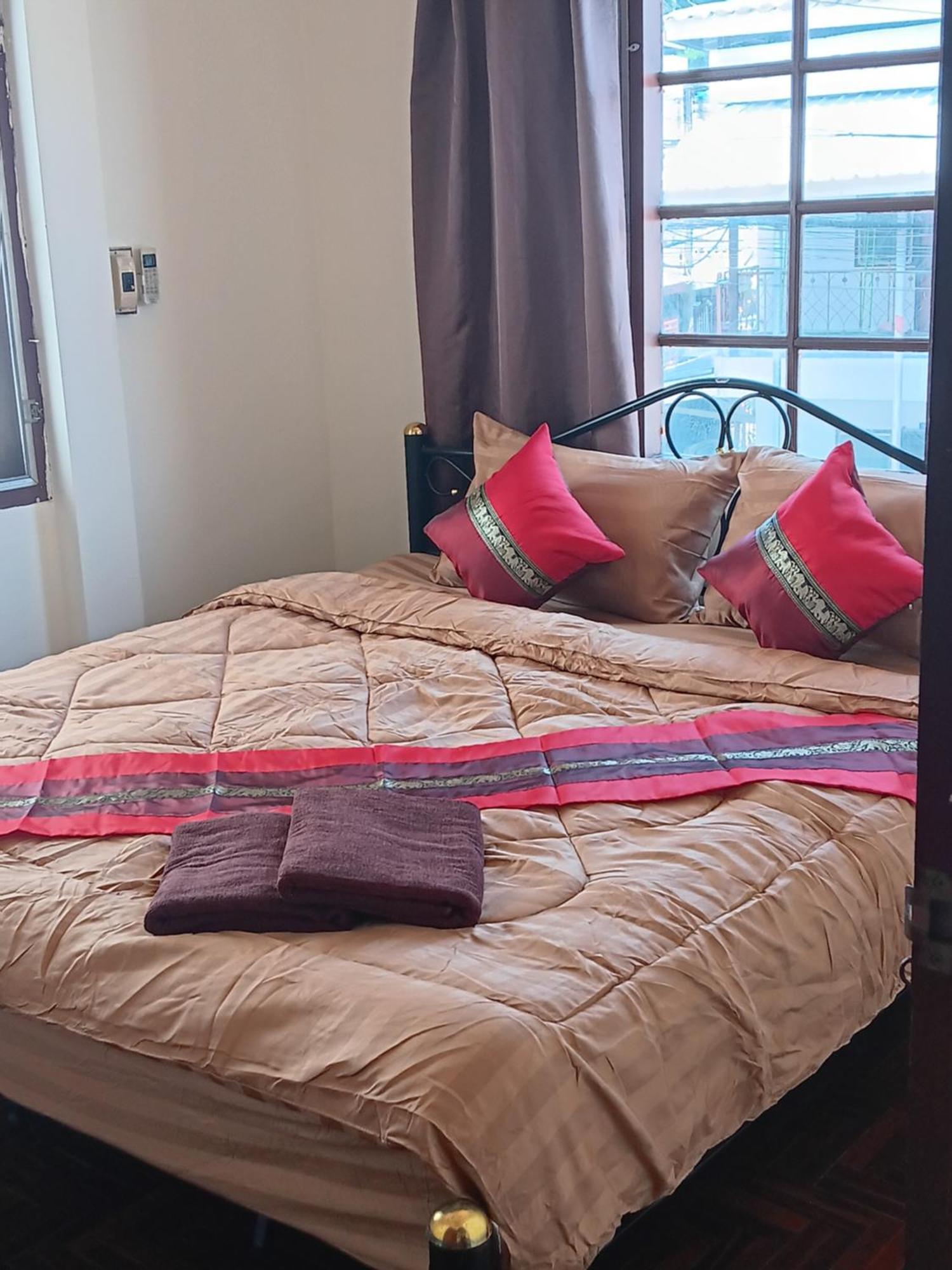 Hug Glur House Tour And Hostel (Adults Only) Chiang Mai Bagian luar foto