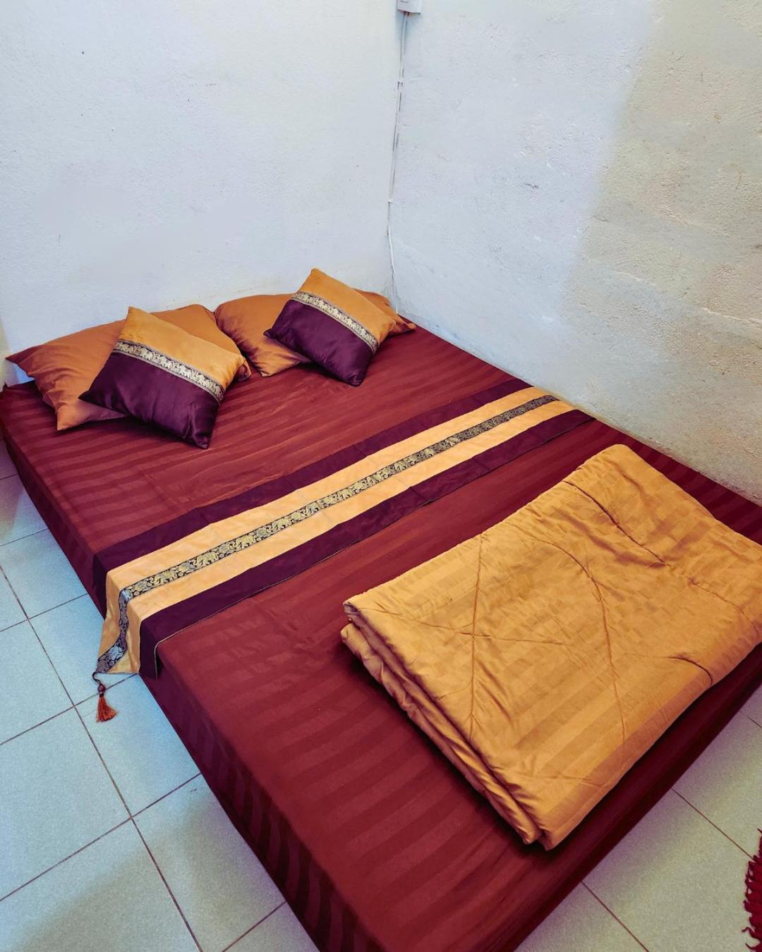Hug Glur House Tour And Hostel (Adults Only) Chiang Mai Bagian luar foto