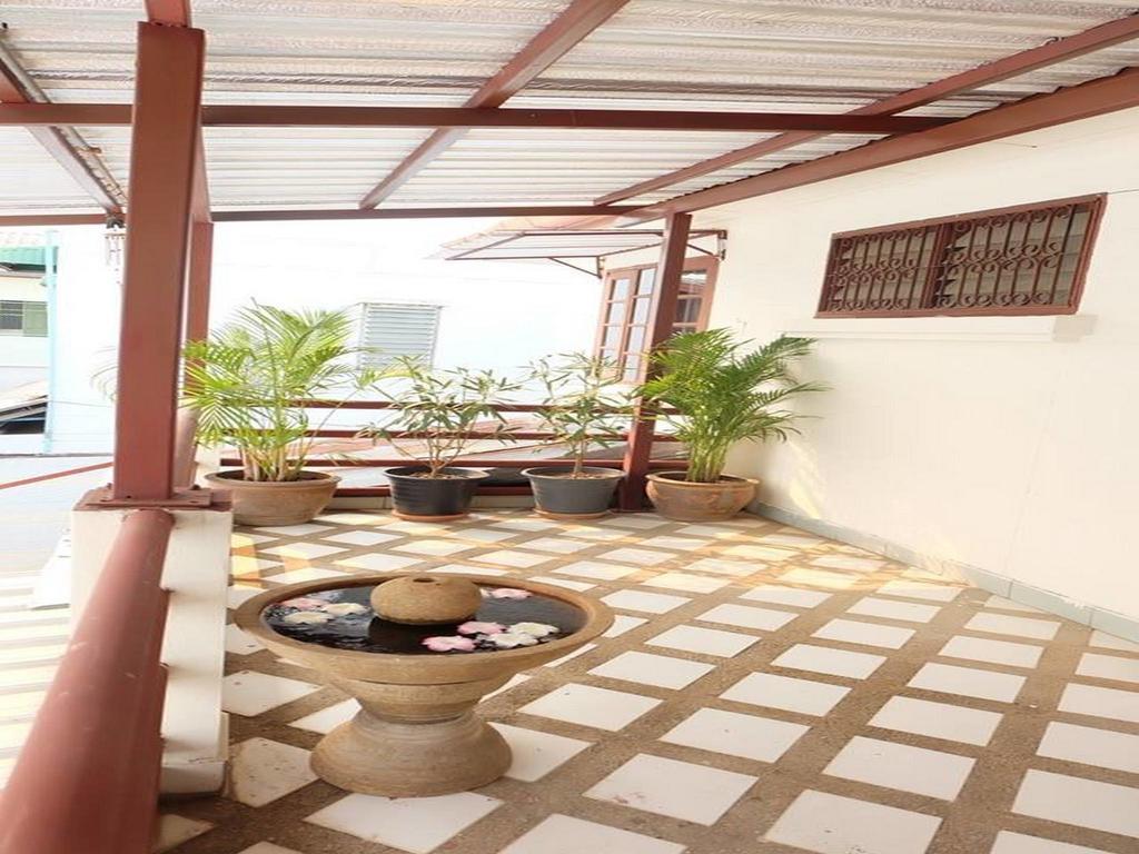 Hug Glur House Tour And Hostel (Adults Only) Chiang Mai Bagian luar foto