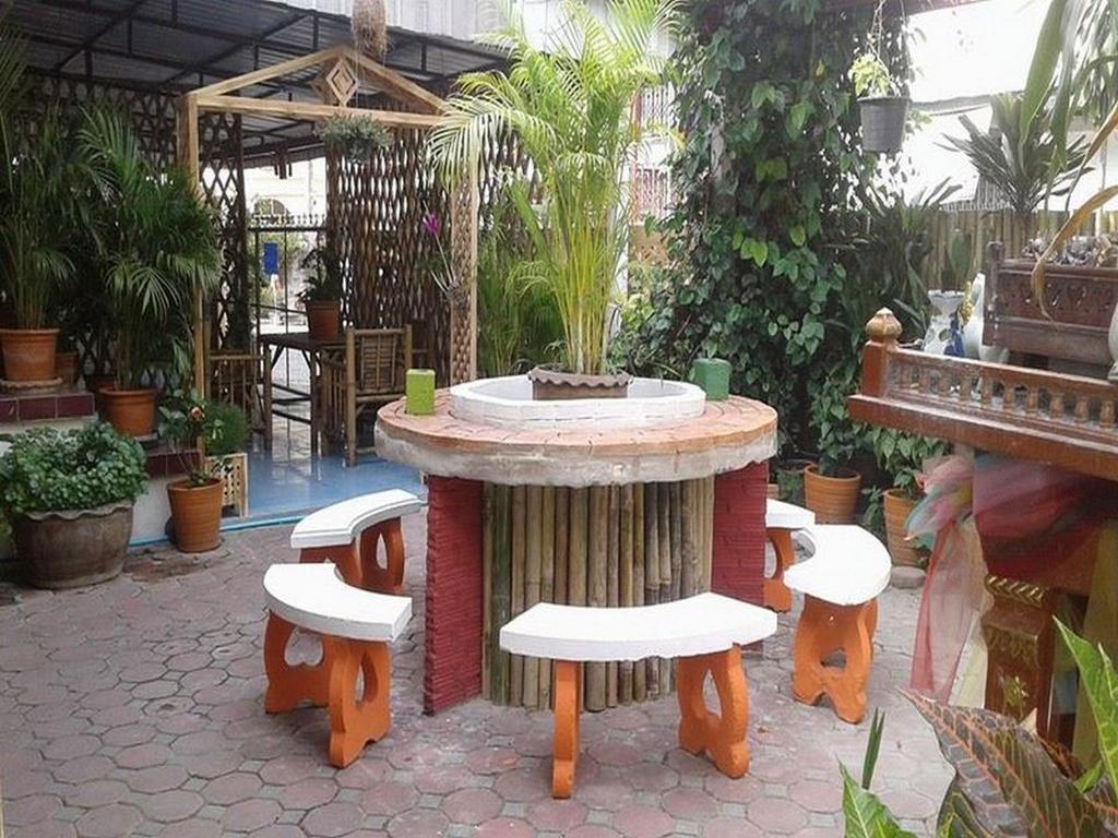 Hug Glur House Tour And Hostel (Adults Only) Chiang Mai Bagian luar foto