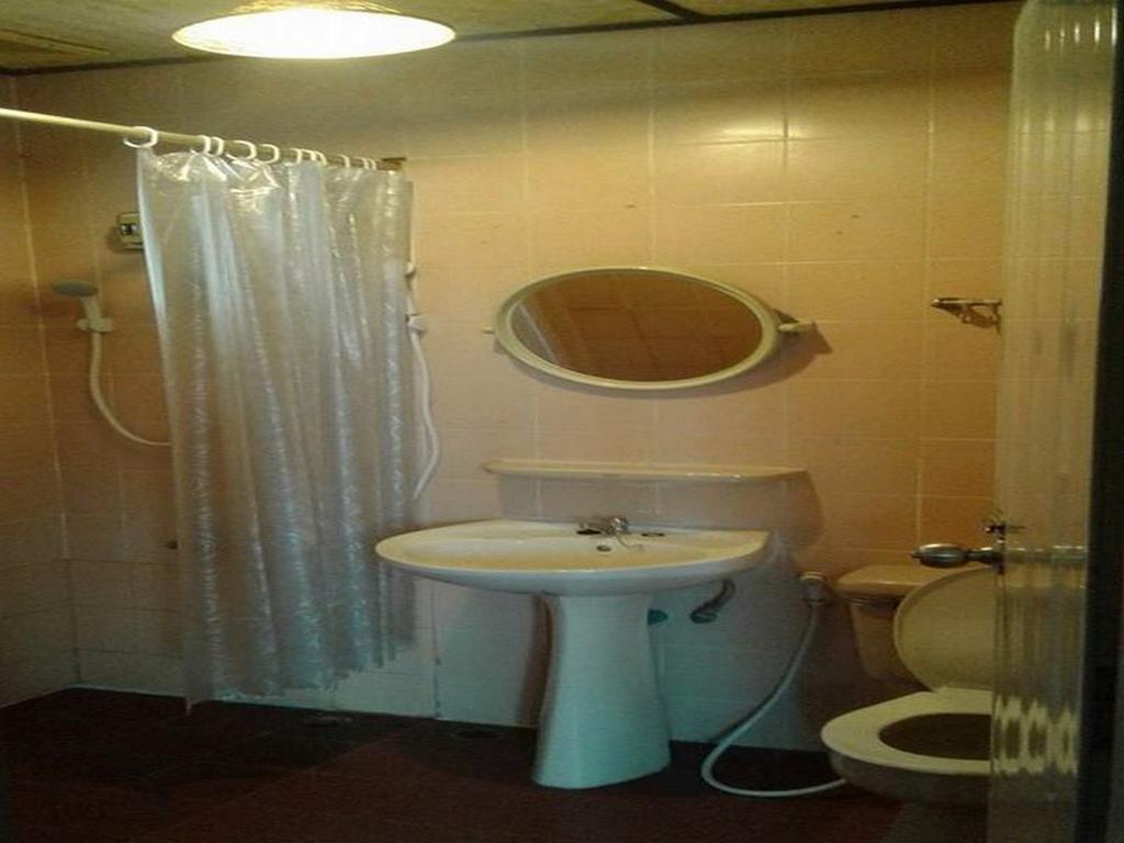 Hug Glur House Tour And Hostel (Adults Only) Chiang Mai Bagian luar foto