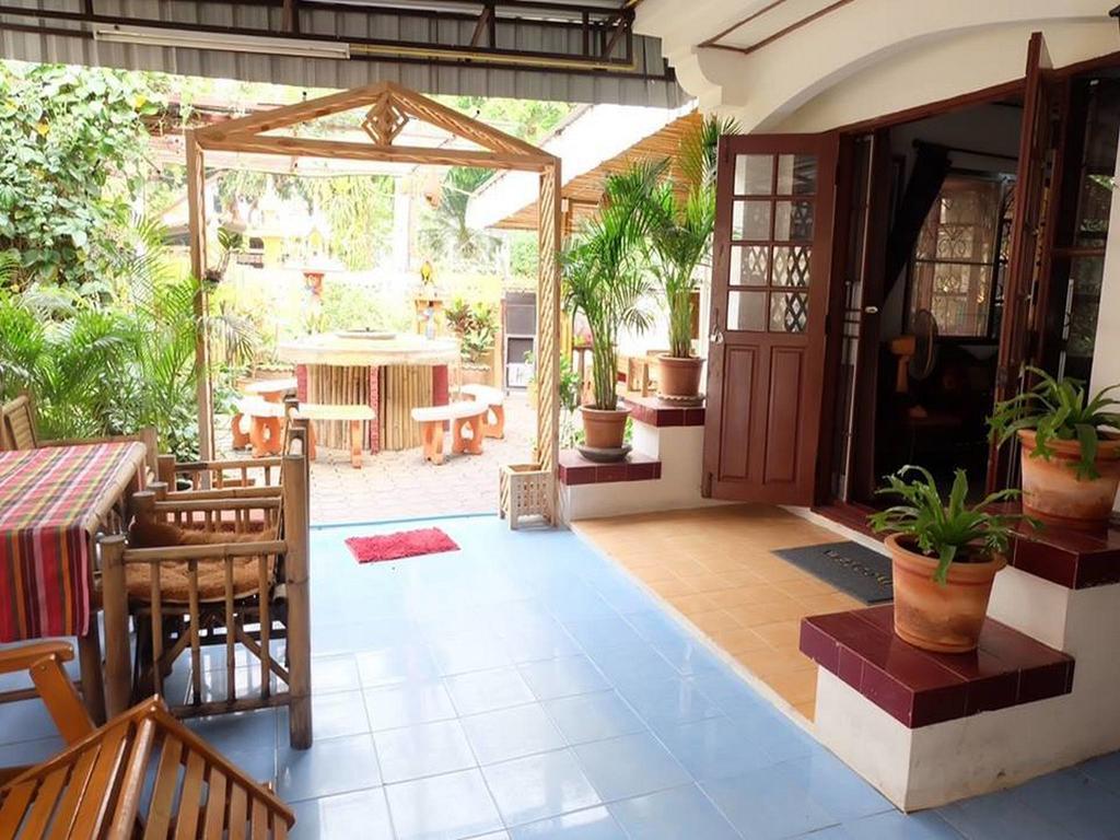 Hug Glur House Tour And Hostel (Adults Only) Chiang Mai Bagian luar foto